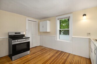 216 Bartlett St in Portsmouth, NH - Building Photo - Building Photo