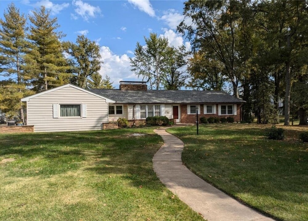 7 Carole Ln in Frontenac, MO - Building Photo