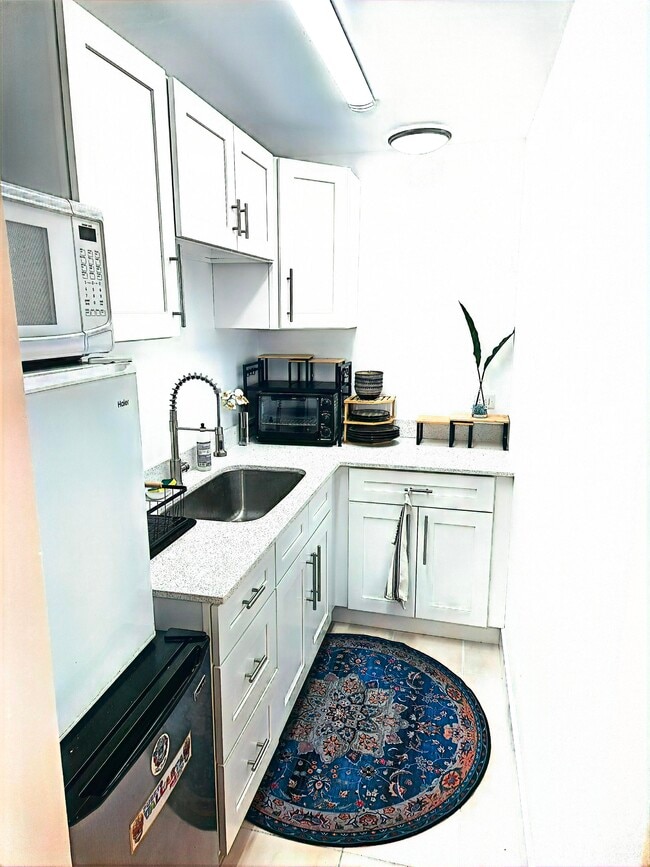 903 SE 14th St, Unit Studio
