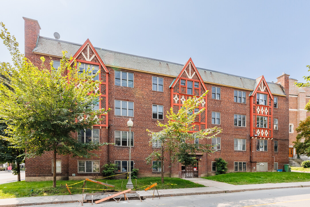 222 Melville Av in Westmount, QC - Building Photo