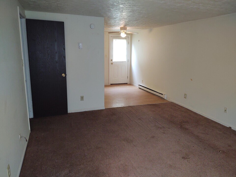 212 Patricia Dr, Unit E in Byesville, OH - Building Photo