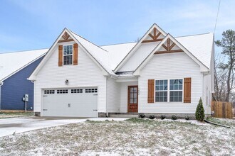 472 Hawkins Rd in Clarksville, TN - Foto de edificio - Building Photo