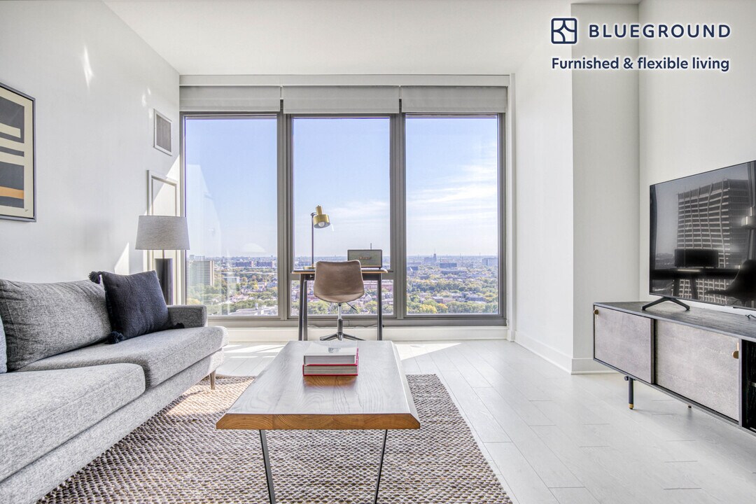 1035 W Van Buren St in Chicago, IL - Building Photo