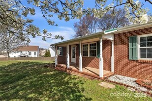 7484 Turkey Trot Dr in Stanley, NC - Building Photo