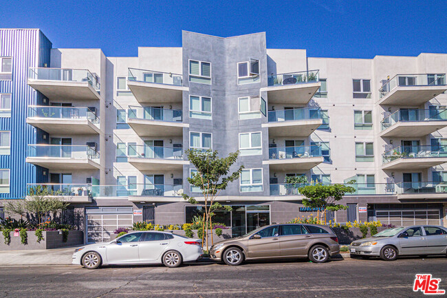 105 S Mariposa Ave in Los Angeles, CA - Foto de edificio - Building Photo