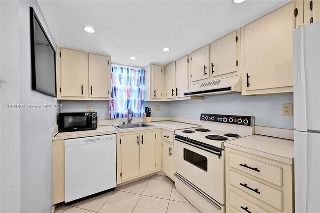 3001 W Rolling Hills Cir in Davie, FL - Foto de edificio - Building Photo