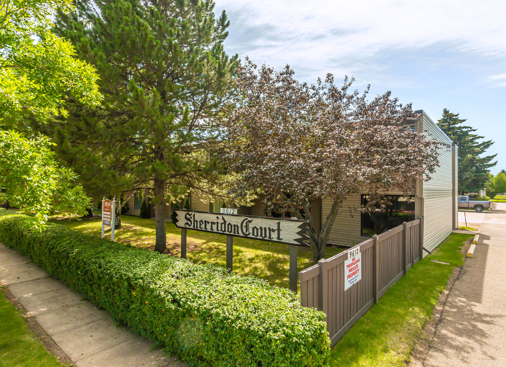 Sherridon Court in Fort Saskatchewan, AB - Building Photo