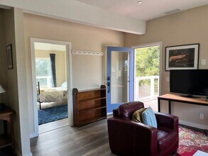 906 Mustang Ct, Unit A in Petaluma, CA - Building Photo - Building Photo