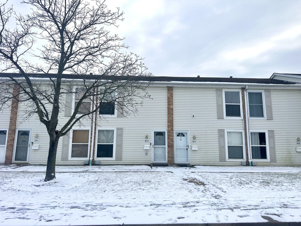 1907 Kenilworth Cir in Hoffman Estates, IL - Building Photo