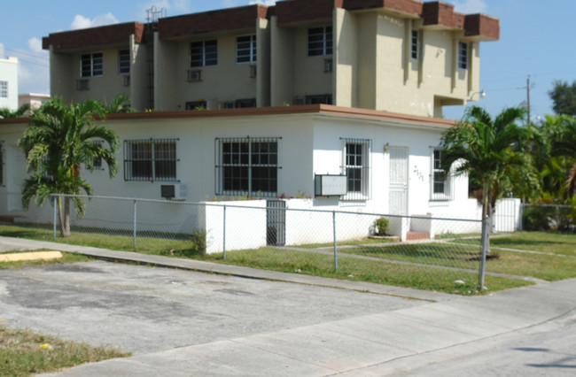 2131 SW 2nd St in Miami, FL - Building Photo - Building Photo