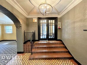 2500 N Sawyer Ave, Unit 1B in Chicago, IL - Building Photo - Building Photo