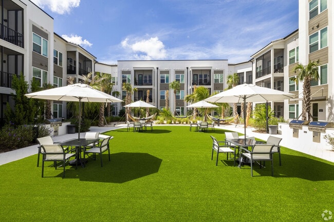 Mira at Palmer Ranch in Sarasota, FL - Foto de edificio - Building Photo