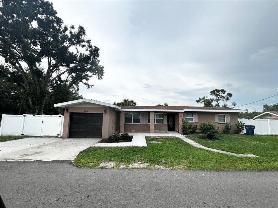 1910 3rd Ave E in Palmetto, FL - Building Photo