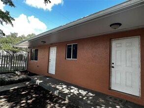 566 NW 95th St in Miami, FL - Foto de edificio - Building Photo