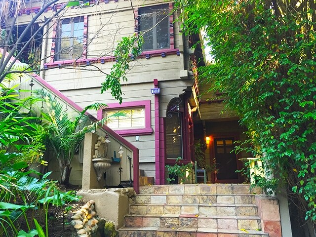 1908 Hillcrest Rd in Los Angeles, CA - Foto de edificio - Building Photo