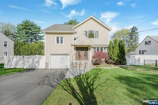 405 Burnet Pl in Paramus, NJ - Building Photo