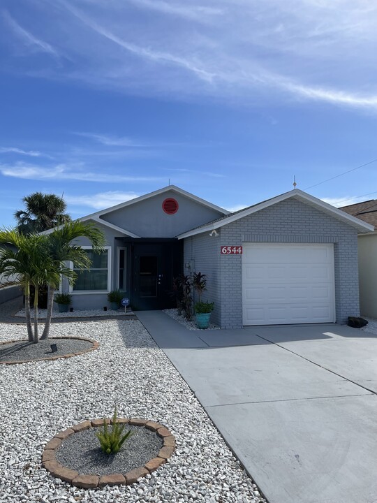 6544 Crossbow Ln in New Port Richey, FL - Foto de edificio