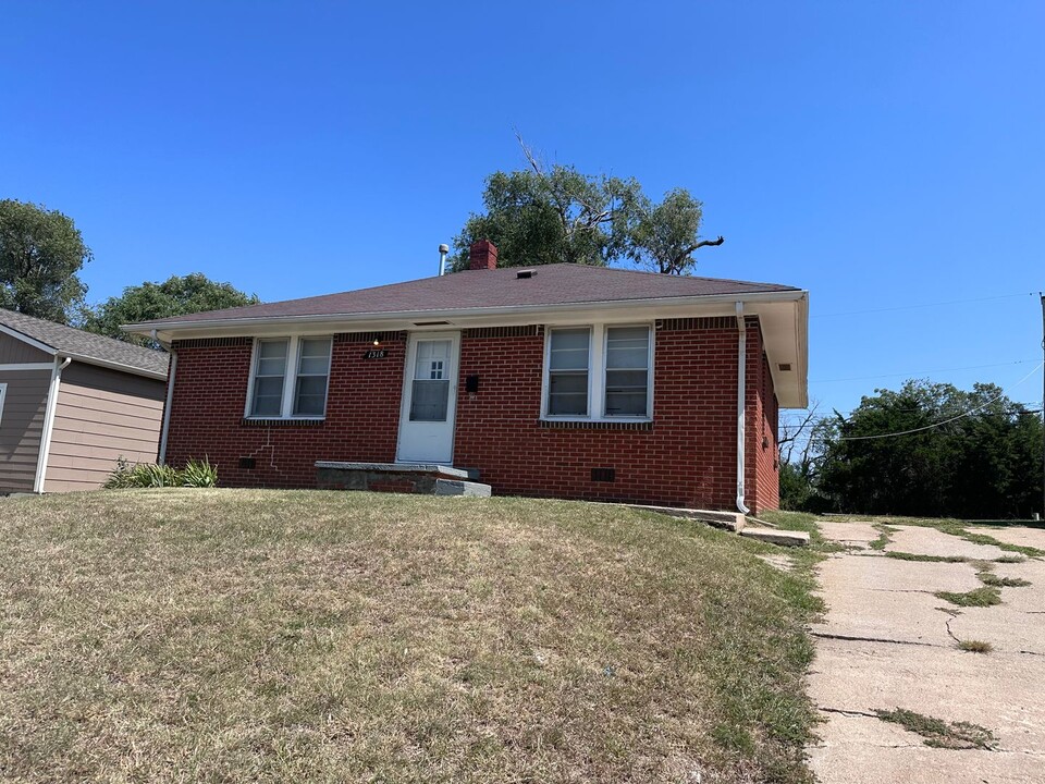 1318 N Chautauqua St in Wichita, KS - Foto de edificio