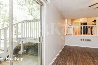 4073 Cedar Ridge Trail in Stone Mountain, GA - Foto de edificio - Building Photo