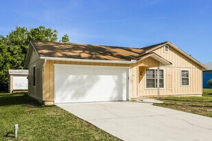 360 Melton Dr in Fort Pierce, FL - Building Photo