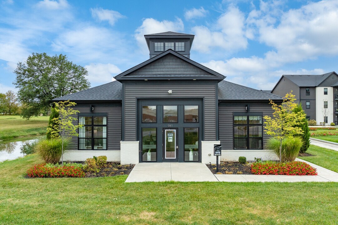 Adams Pointe in Gahanna, OH - Building Photo