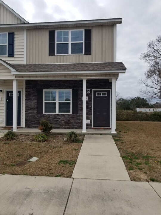411 Justice Farm Dr-Unit -1 in Sneads Ferry, NC - Building Photo