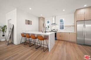 13692 Erwin St in Los Angeles, CA - Building Photo