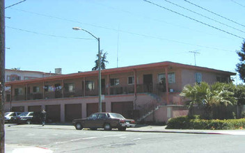 901 E 17th St in Oakland, CA - Building Photo - Building Photo