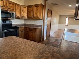 1911 E Gretna St in Springfield, MO - Building Photo