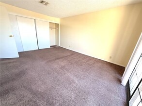 2080 Karen Ave in Las Vegas, NV - Building Photo - Building Photo