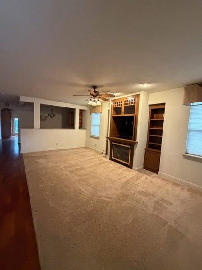 3305 Serra Way in Sacramento, CA - Building Photo - Building Photo