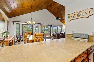 221 Grizzly Rd in Lake Arrowhead, CA - Building Photo - Building Photo