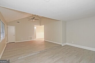 10084 Silent Trail in Jonesboro, GA - Foto de edificio - Building Photo