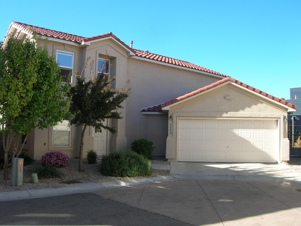 4200 Altura Vista Ln NE in Albuquerque, NM - Building Photo