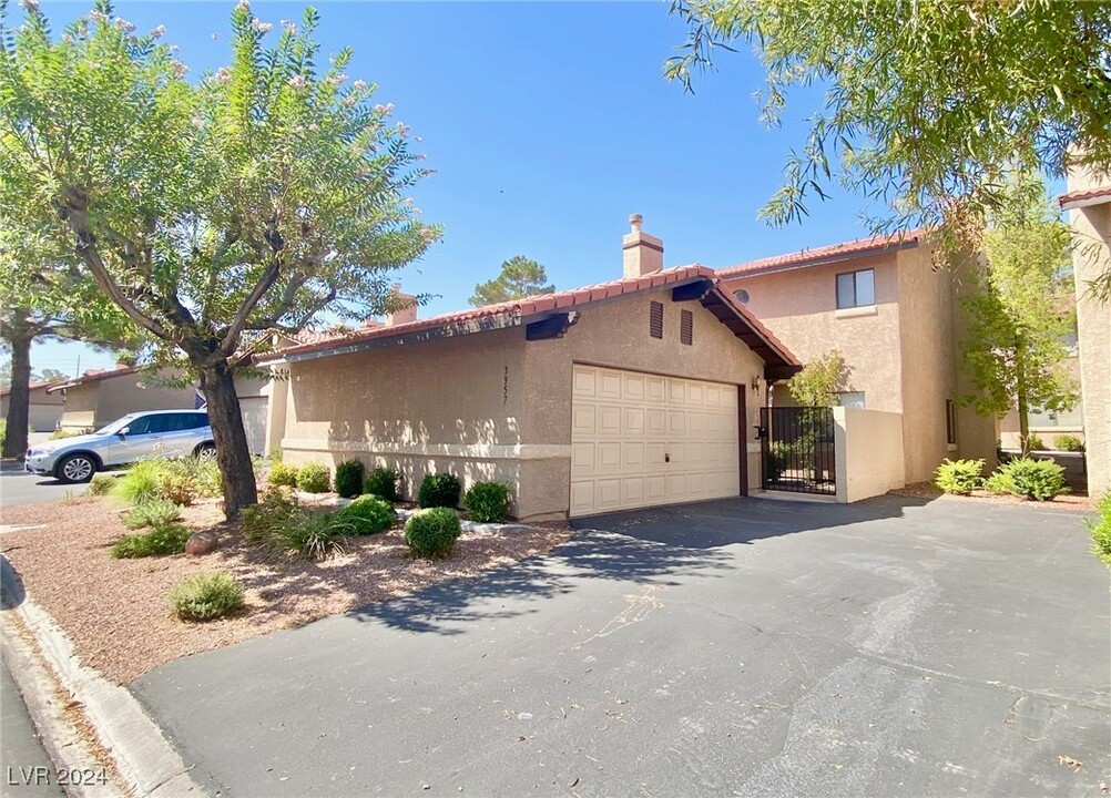 3957 Delos Dr in Las Vegas, NV - Building Photo