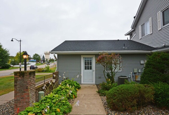 1574 Helmo Ave N in Oakdale, MN - Building Photo - Building Photo