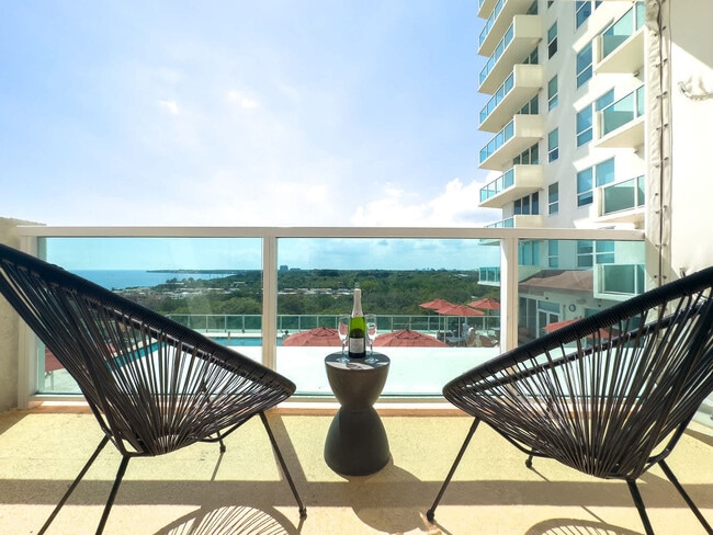 2889 McFarlane Rd in Miami, FL - Foto de edificio - Building Photo