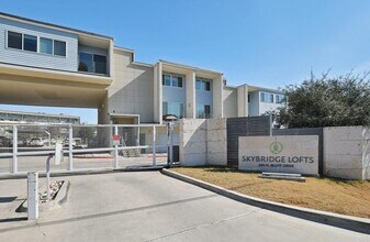 604 N Bluff Dr in Austin, TX - Foto de edificio - Building Photo