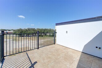 2928 El Fenice Ln in Houston, TX - Foto de edificio - Building Photo