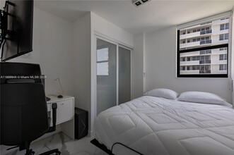 1623 Collins Ave, Unit 915 in Miami Beach, FL - Building Photo - Building Photo