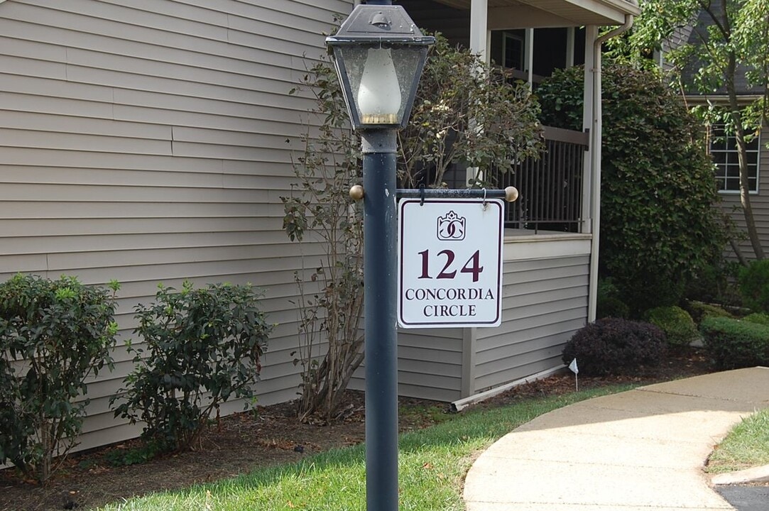 124 Concordia Cir in Monroe Township, NJ - Foto de edificio