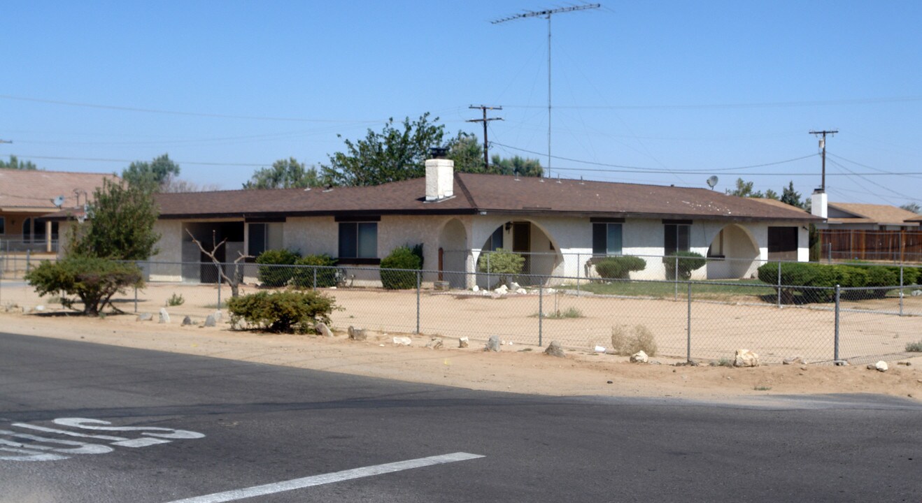 12486 Kiowa Rd in Apple Valley, CA - Building Photo