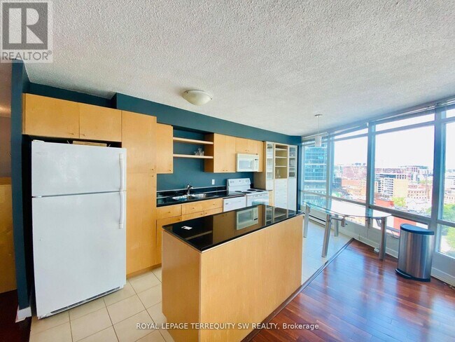 373 Front St W in Toronto, ON - Building Photo - Building Photo