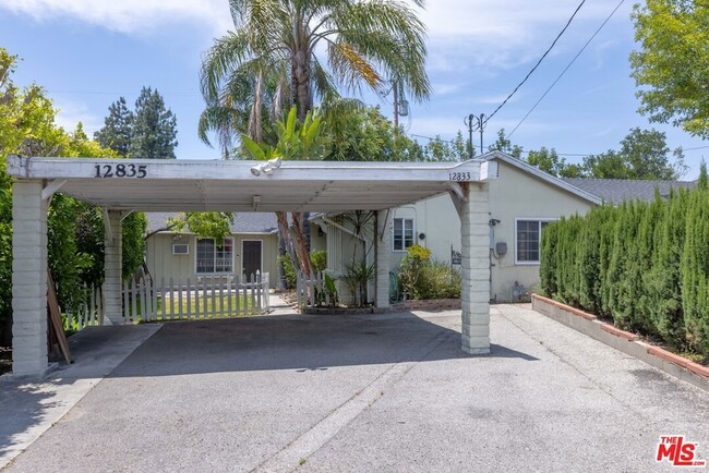 12833 Delano St, Unit 2 in Los Angeles, CA - Building Photo - Building Photo