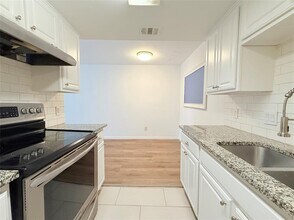 2124 Burton Dr in Austin, TX - Building Photo - Building Photo