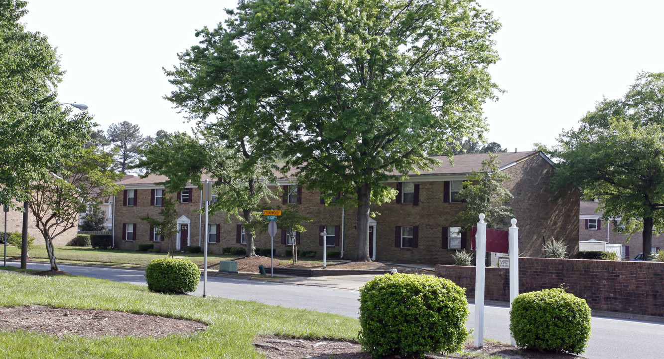 Lynnhaven Landing in Virginia Beach, VA - Building Photo