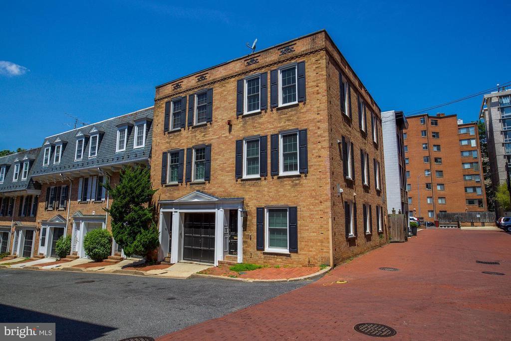 2521 Queen Annes Ln NW in Washington, DC - Building Photo