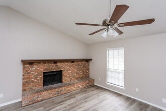 2410 Bentley Dr in Grand Prairie, TX - Foto de edificio - Building Photo