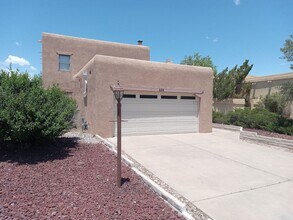 688 Lakeview Cir SE in Rio Rancho, NM - Building Photo - Building Photo