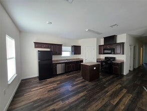 6119 Lacey Oak Dr in Hitchcock, TX - Building Photo - Building Photo